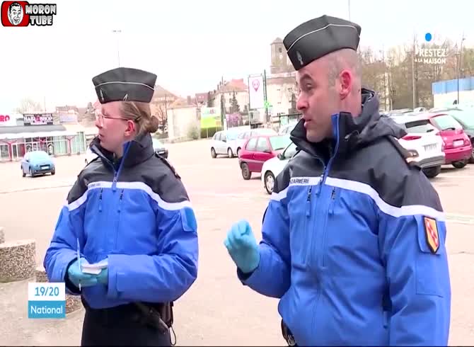 Video: A woman who went out to take pointless lessons is beaten by a police officer